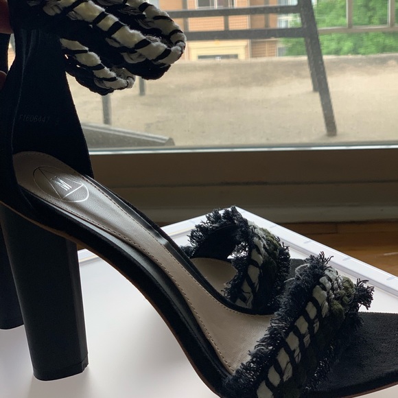 Brand New Stylish Frayed Block Heel - Picture 2 of 7